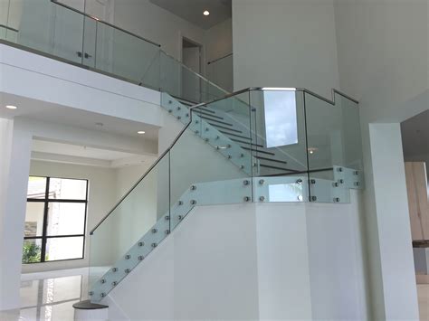 railing kaca untuk rumah minimalis